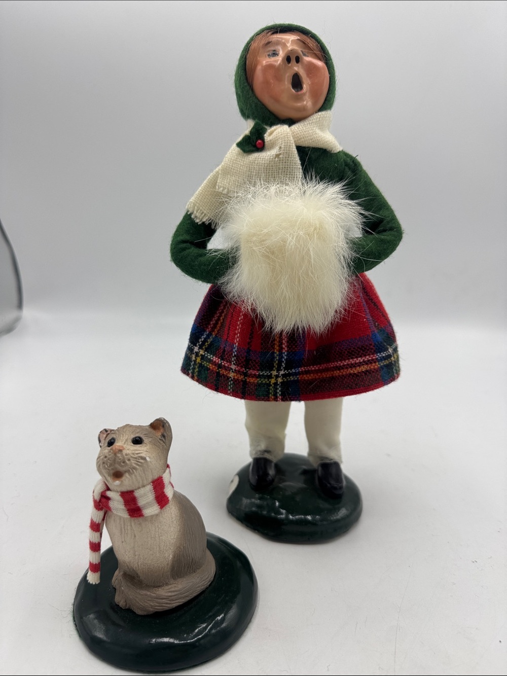 Byers choice Victorian Caroler Girl and Cat